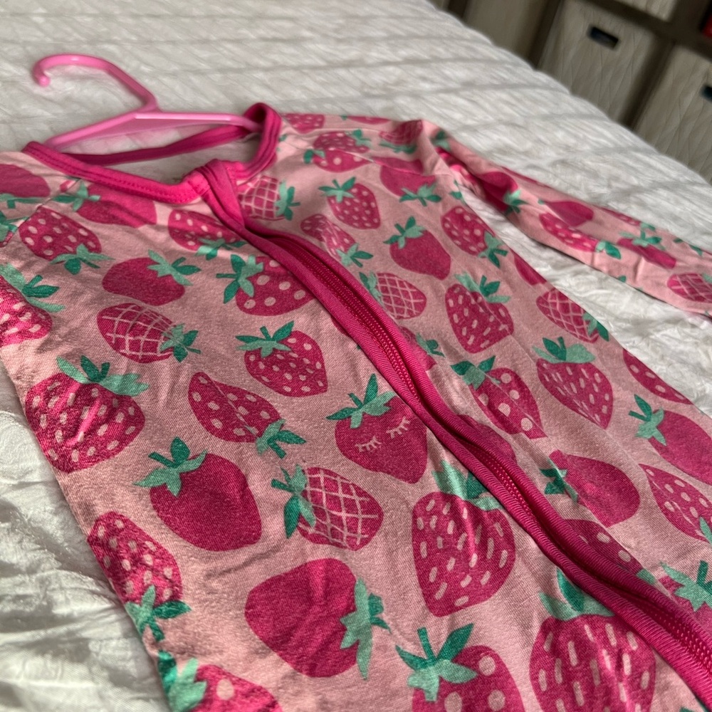 Little Sleepies Sweet Strawberries Zippy Pajamas Size 12-18 Months GUC - Picture 7 of 9